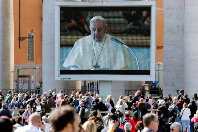 Papa Francisco faz oração pela primeira vez via internet