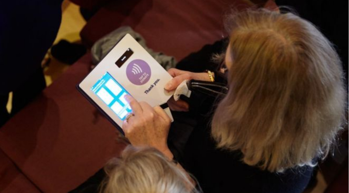 Doações realizadas digitalmente aumentam em igrejas da Inglaterra